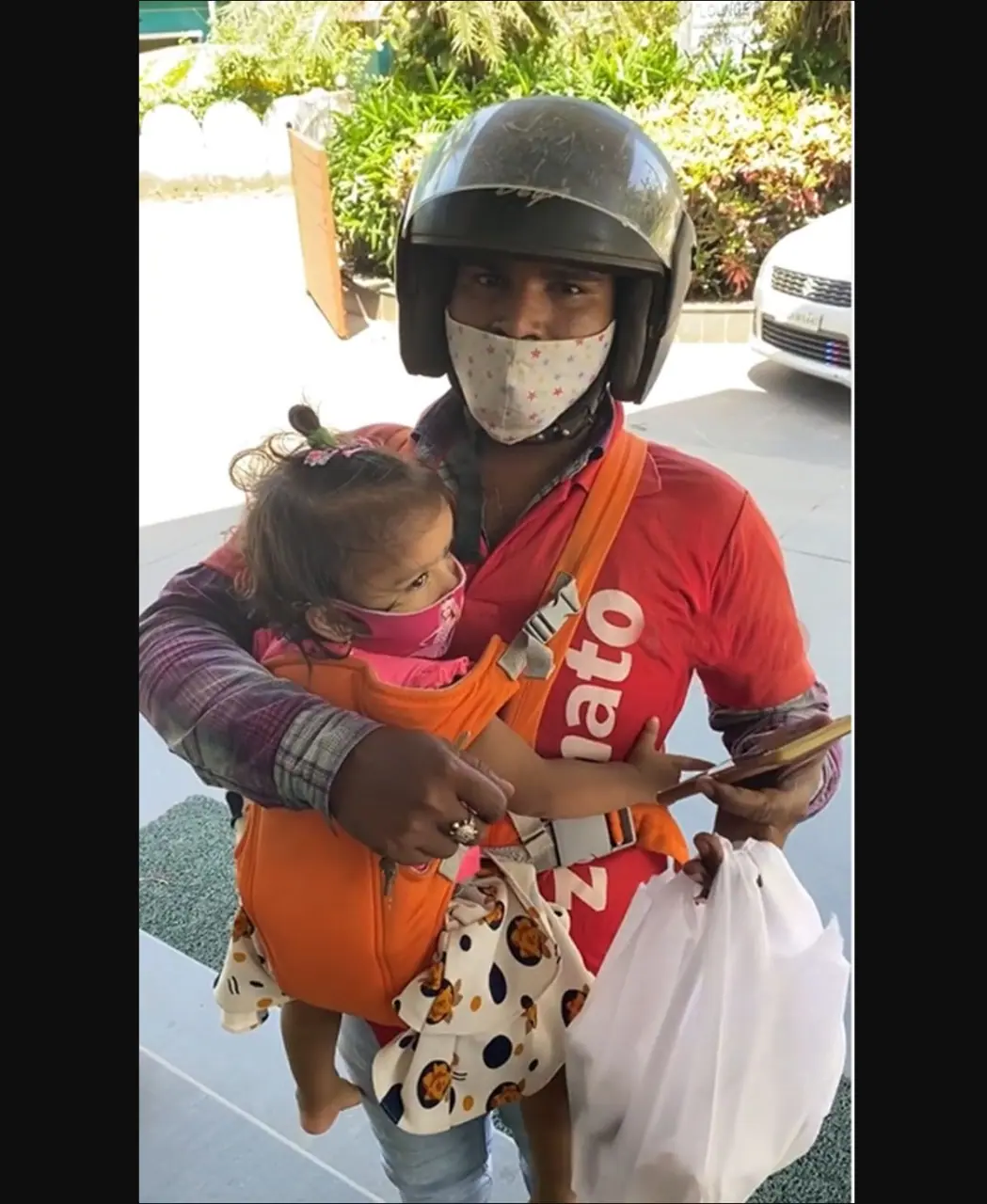 viral-video-of-zomato-delivery-guy-delivering-food-along-with-his-kids