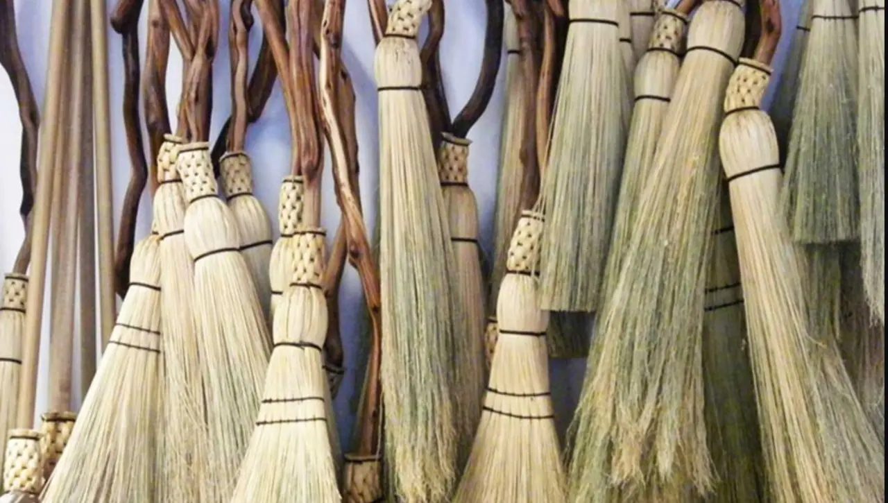 vastu-tips-for-broom-get-ma-lakshmi-blessings