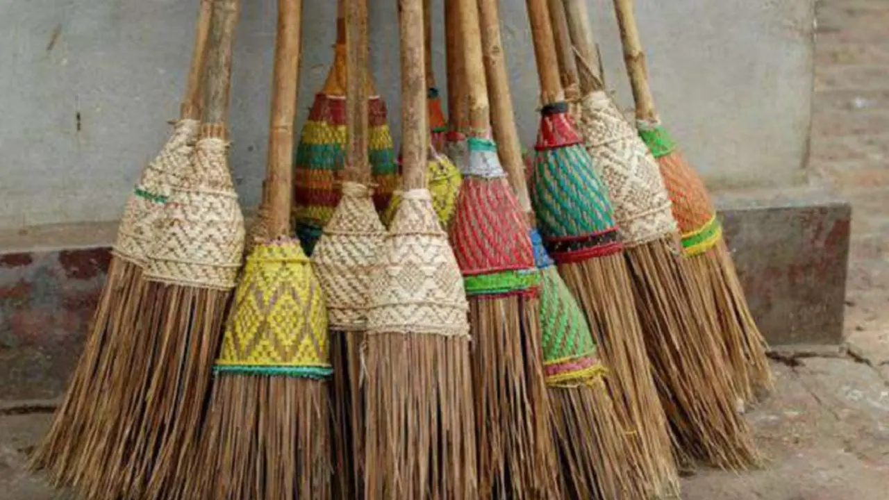 vastu-tips-for-broom-get-ma-lakshmi-blessings