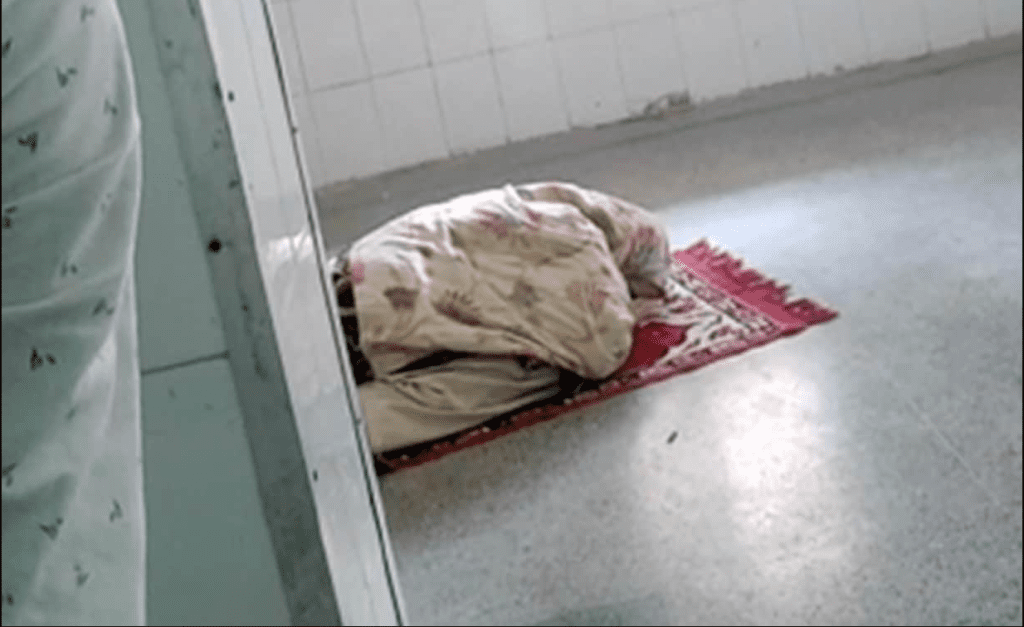 viral-video-woman-offering-namaz-at-hospital