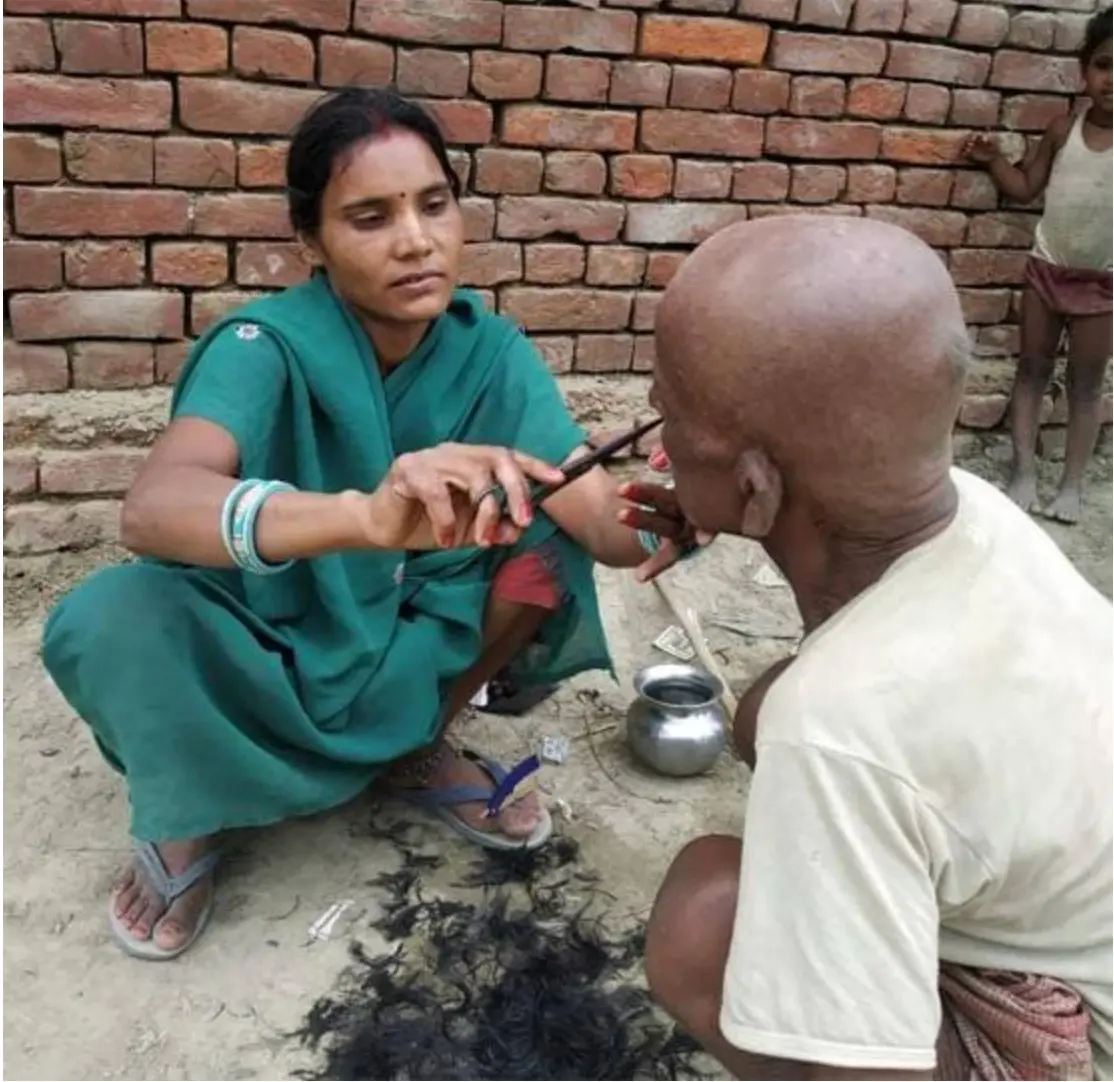 poor women barber of bihar 