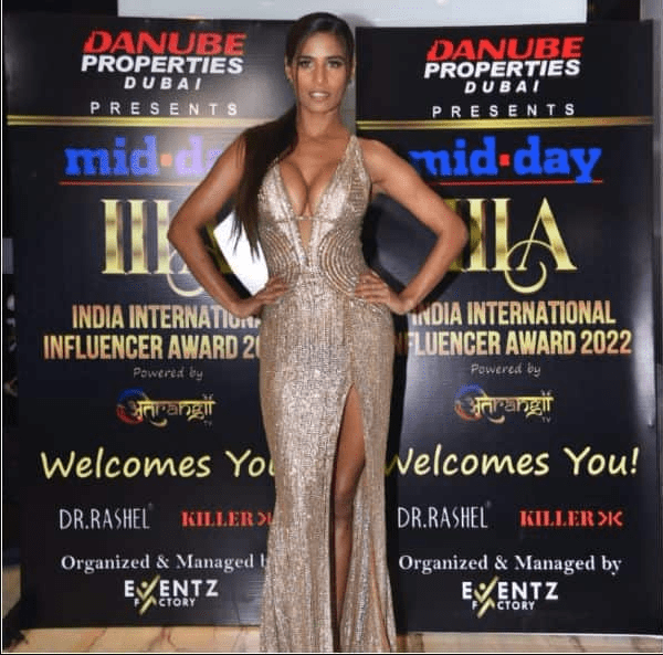 poonam-pandey-urfi-javed-late-night-sizzling-look-for-a-event