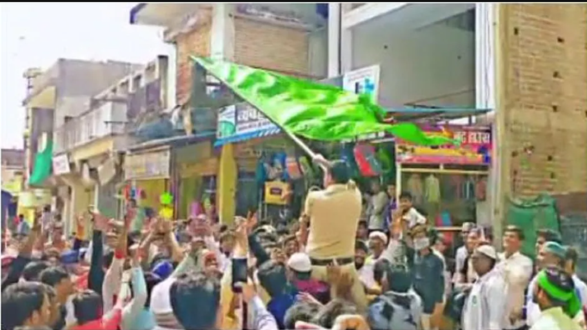 policeman-danceswith-islamic-flag-in-police-uniform-during-eid-e-milad-procession-sp-suspended-him-as-video-goes-viral