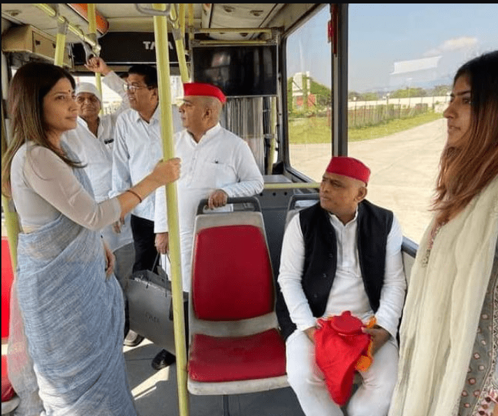 akhilesh-yadav-immerses-fathers-ashes-in-river-ganga-see-some-pictures