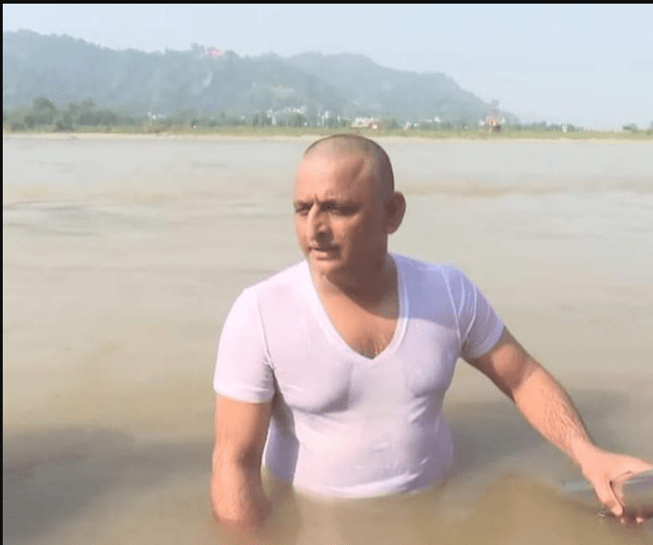 akhilesh-yadav-immerses-fathers-ashes-in-river-ganga-see-some-pictures