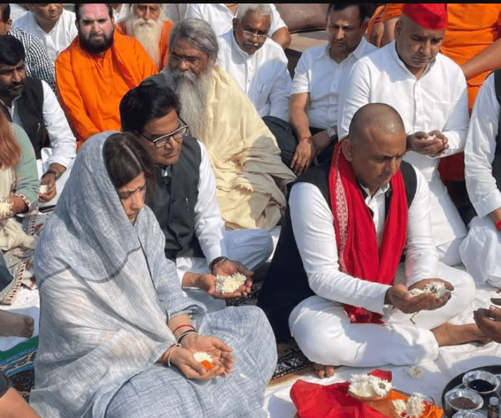 akhilesh-yadav-immerses-fathers-ashes-in-river-ganga-see-some-pictures