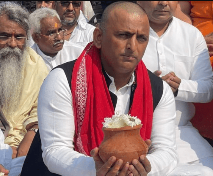 akhilesh-yadav-immerses-fathers-ashes-in-river-ganga-see-some-pictures