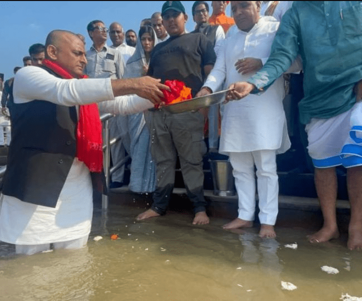 akhilesh-yadav-immerses-fathers-ashes-in-river-ganga-see-some-pictures