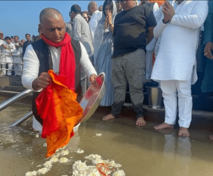 akhilesh-yadav-immerses-fathers-ashes-in-river-ganga-see-some-pictures