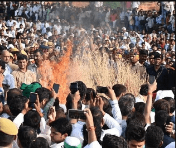 akhilesh-yadav-immerses-fathers-ashes-in-river-ganga-see-some-pictures