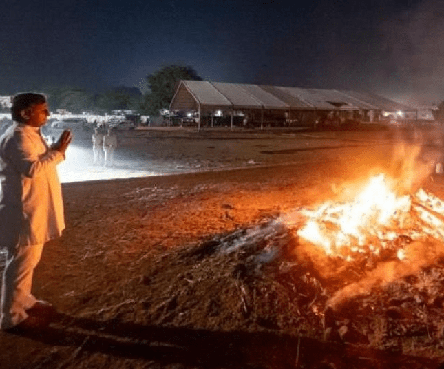 akhilesh-yadav-immerses-fathers-ashes-in-river-ganga-see-some-pictures