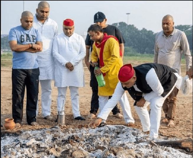 akhilesh-yadav-immerses-fathers-ashes-in-river-ganga-see-some-pictures