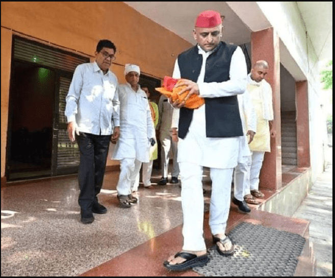 akhilesh-yadav-immerses-fathers-ashes-in-river-ganga-see-some-pictures