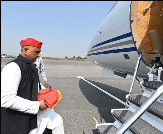 akhilesh-yadav-immerses-fathers-ashes-in-river-ganga-see-some-pictures