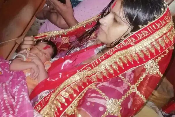 after-45-years-a-daughter-born-in-a-familydaughter-was-brought-home-in-a-doli