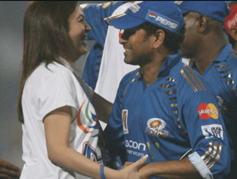 sachin-hugs-nita-ambani-in-front-of-everyone