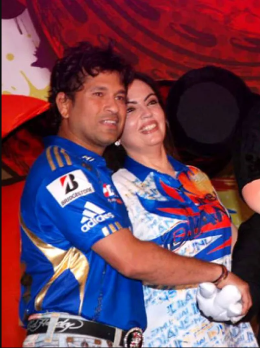 sachin-hugs-nita-ambani-in-front-of-everyone