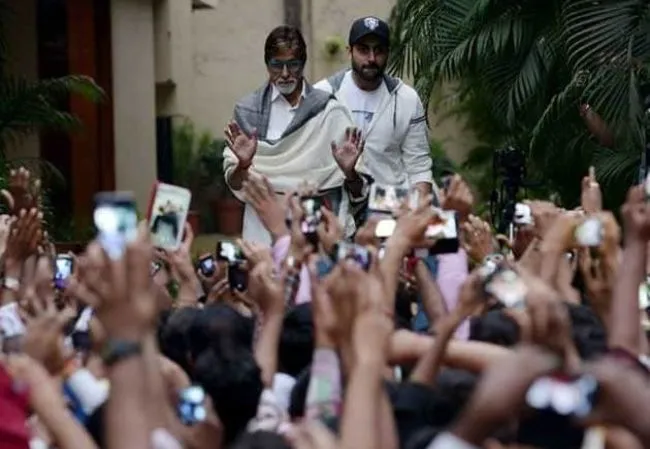 Why-does-Amitabh-Bachchan-remove-slippers-before-meeting-his-fans?