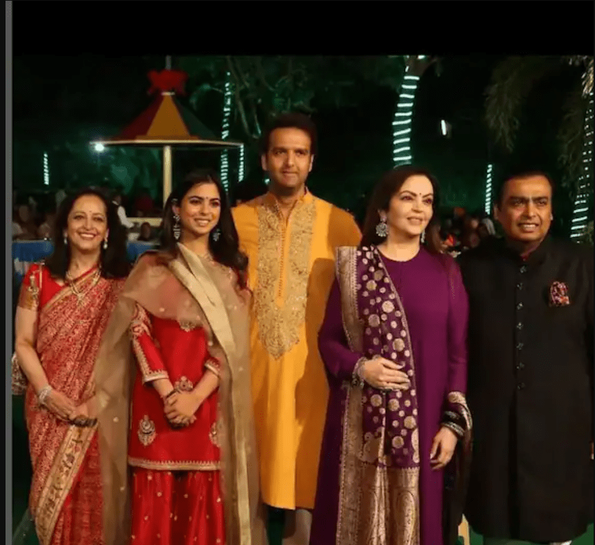 bollywood-superstars-were-seen-serving-food-at-isha-ambanis-wedding