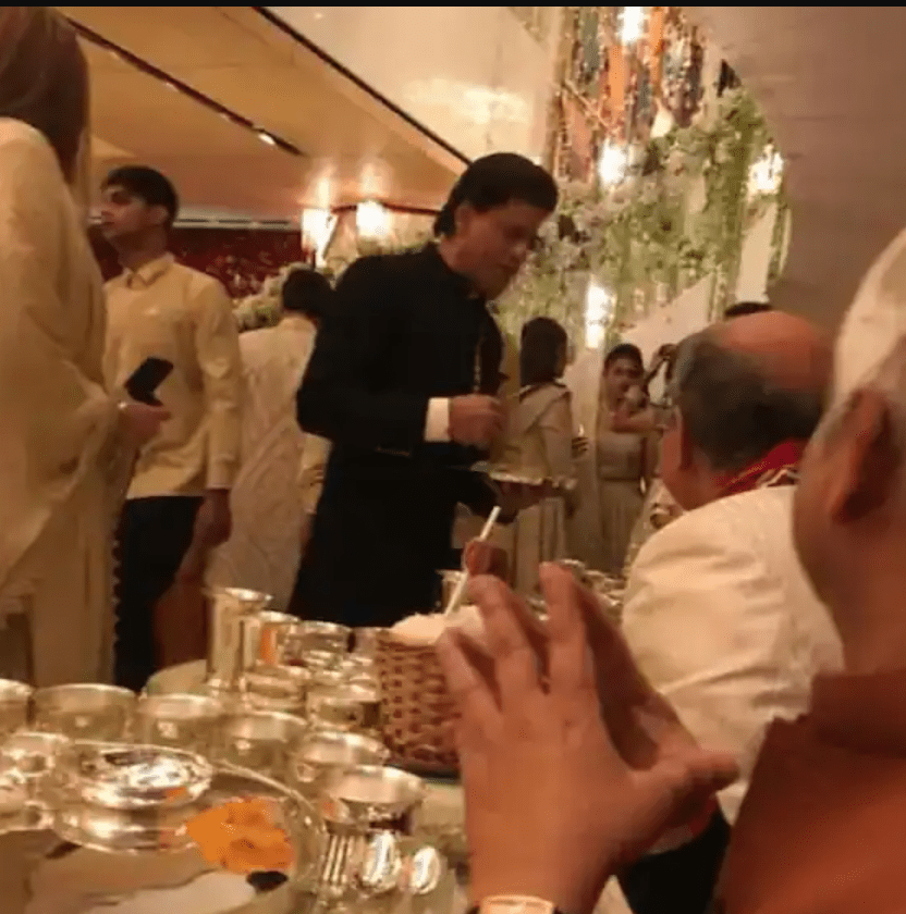 bollywood-superstars-were-seen-serving-food-at-isha-ambanis-wedding