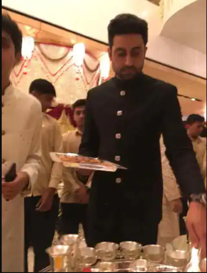 bollywood-superstars-were-seen-serving-food-at-isha-ambanis-wedding 5