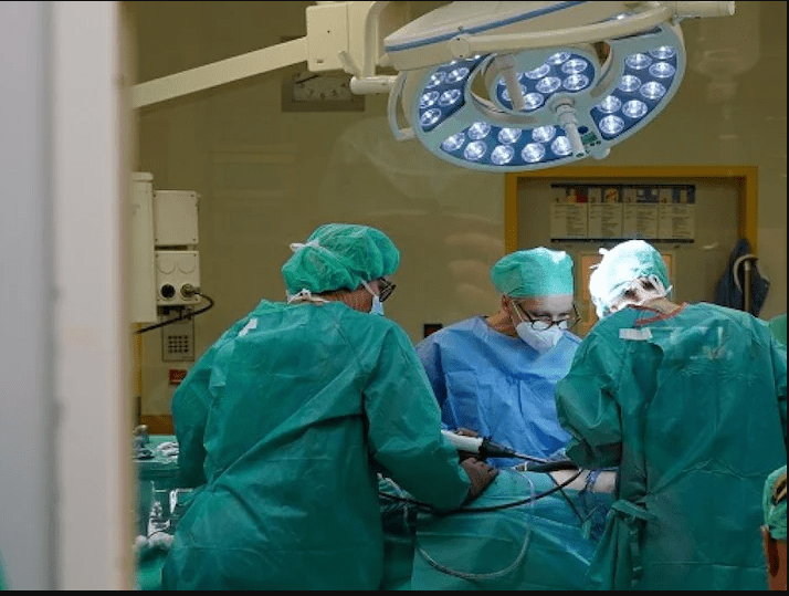 doctors-wear-green-clothes-during-operation