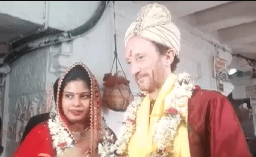 boy-from-london-and-girl-from-india-got-married-at-baba-vaidyanath-dham-temple