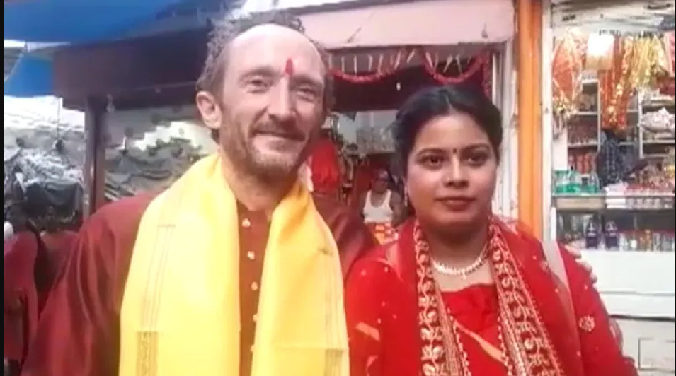 boy-from-london-and-girl-from-india-got-married-at-baba-vaidyanath-dham-temple