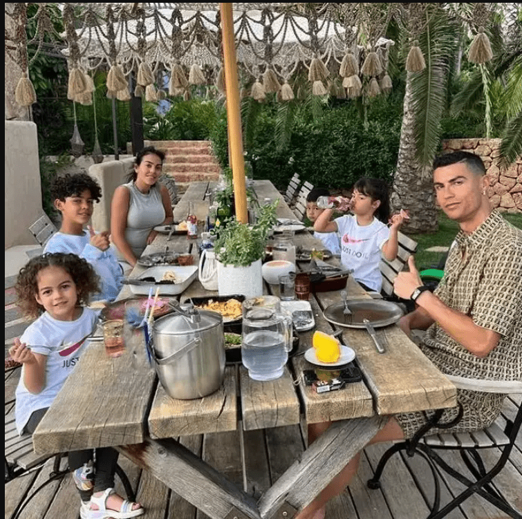 cristiano-ronaldo-lives-such-a-luxurious-life 7