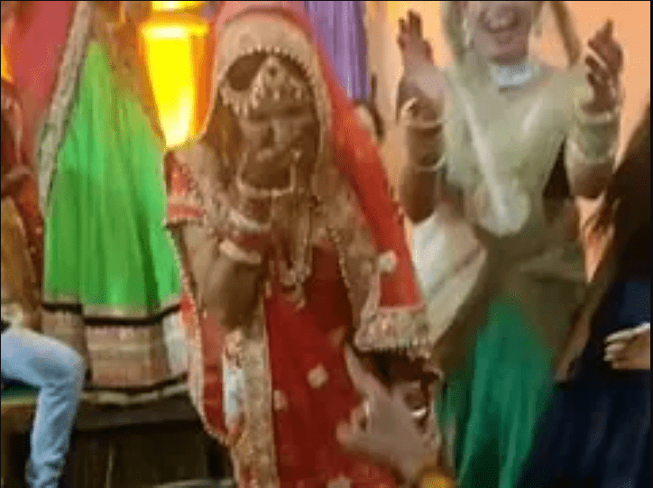 groom-seen-singing-govindas-famous-song-for-his-bride-sitting-on-his-knees-video-going-viral