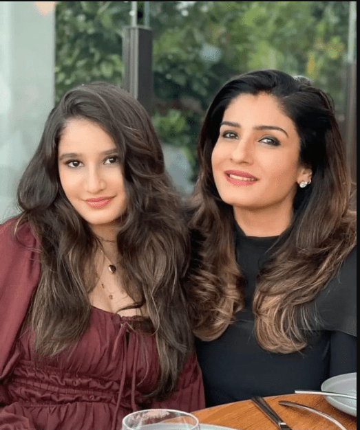 raveena-tandons-daughter-rasha-tandon-left-her-mother-behind-in-beautysee-picture