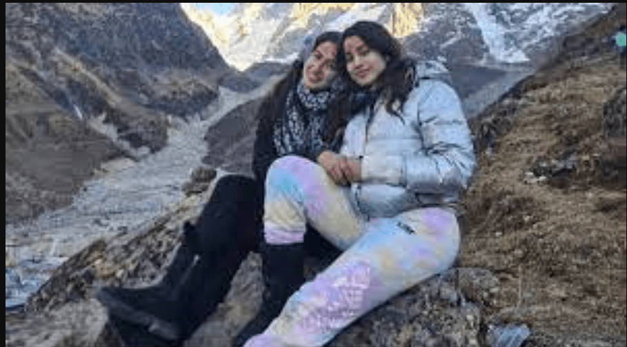 sara-ali-khan-and-janhvi-kapoor-got-stuck-on-the-mountains-while-climbing-kedarnath