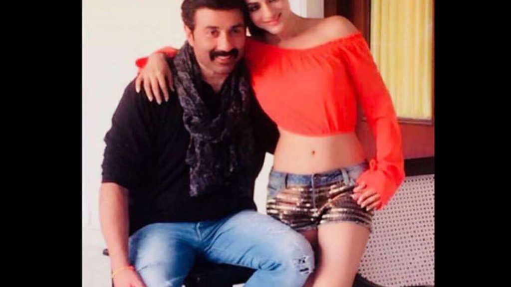 despite-being-20-years-younger-than-sunny-deol-ameesha-patel-did-an-intimate-scene-with-him